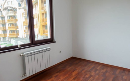 Unfurnished 1 bed on Balkan Heights