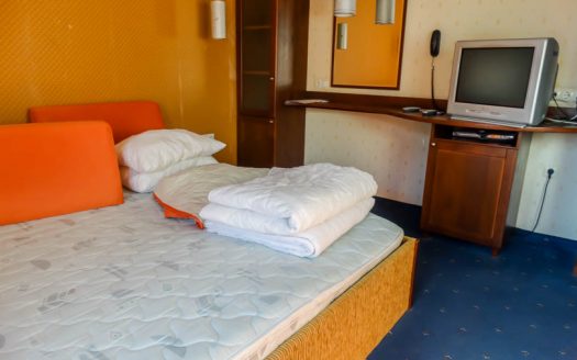 Furnished studio on friends hotel