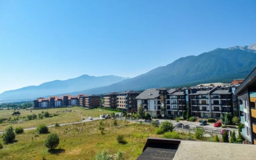 Top floor 1 bed on Aspen Heights