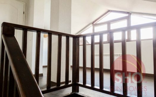 Part-Furnished 2 bed duplex on Comfort