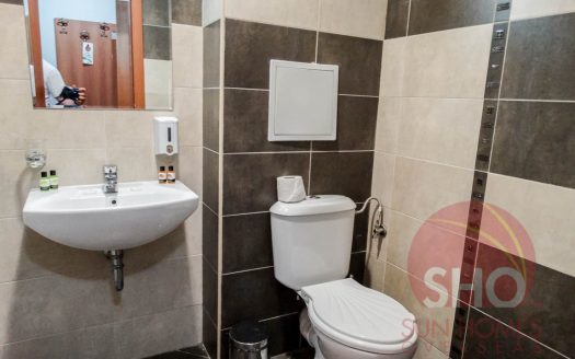 Furnished top floor 1 bed on Evergreen