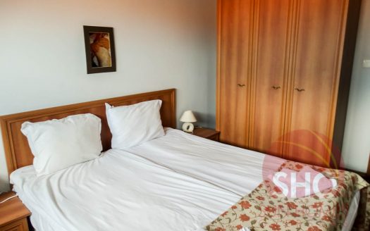 Furnished top floor 1 bed on Evergreen