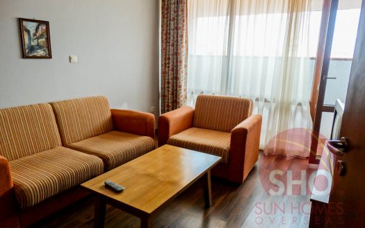 Furnished top floor 1 bed on Evergreen